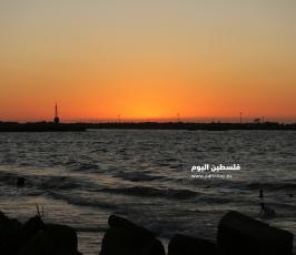 غروب الشمس على شاطى بحر مدينة غزة (2).JPG