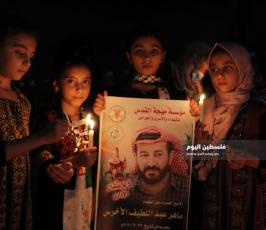 وقفة تضامنية مع الاسير ماهر الاخرس بغزة اضاءة الشموع (7).jpg