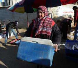غزة امرأة فلسطينية تجاهد معاناة الحياة ببيع الأسماك في الأسواق (1).jpg