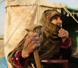  امرأه ثمانينية تشارك في مسيرات العودة شرق قطاع غزة ‫(37552641)‬ ‫‬.JPG