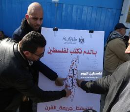 صحفيون يوقعون بالدم على خارطة فلسطين  (6).JPG