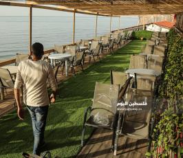 مقاهي غزة تواصل اغلاق أبوابها أمام روادها خشية تفشي كورونا (1).JPG
