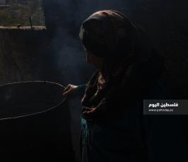  أم كمال بواطنة (72 عاما) تعمل في طبخ الصابون البلدي، منذ اربعين عاماً (7).jpg