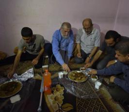 قيادة الجهاد تشارك عائلة المصاب ابو دقة طعام الافطار ‫(42533381)‬ ‫‬.jpeg