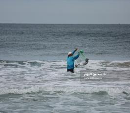 مهنة الصيد في الأجواء البادرة على شاطئ غزة (7).JPG