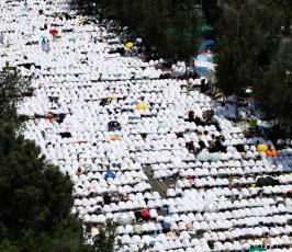  حجاج يؤدون صلاة الظهر في صعيد عرفات خلال تأدية الركن الأعظم للحج ‫(38535681)‬ ‫‬.jpg