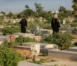 ‫أهالي الشهداء في المقابر في أول أيام العيد  ‫(41353737)‬ ‫‬.JPG