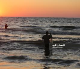 صياد فلسطيني يمارس مهنة الصيد على الشاطئ (4).JPG
