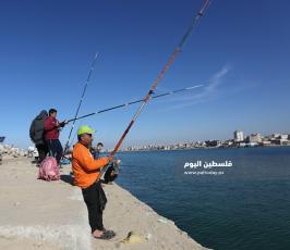 صيد بالصنارة في ميناء غزة البحري (21).JPG