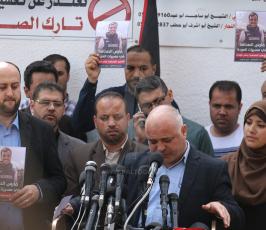 صحفيون يحتجون على استهداف زملائهم أمام ثلاجة الموتى بمجمع الشفاء ‫(42271240)‬ ‫‬.JPG