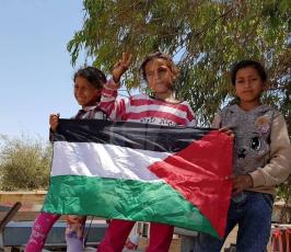 المئات يؤدون صلاة الجمعة بالخان الأحمر في مواجهة تهويده (1).jpg