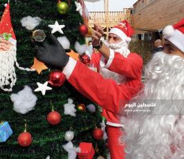  بابا نويل اثناء عملهما في احدى المقاهي بغزة (9).jpeg