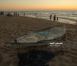 صياد فلسطيني يمارس مهنة الصيد على الشاطئ (10).JPG