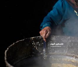  أم كمال بواطنة (72 عاما) تعمل في طبخ الصابون البلدي، منذ اربعين عاماً (2).jpg