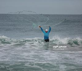 مهنة الصيد في الأجواء البادرة على شاطئ غزة (9).JPG