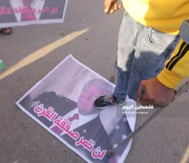 فلسطينيون يحرقون صوراً لنتنياهو وترامب  (4).JPG