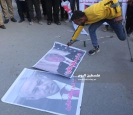 فلسطينيون يحرقون صوراً لنتنياهو وترامب  (5).JPG