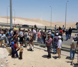 المئات يؤدون صلاة الجمعة بالخان الأحمر في مواجهة تهويده (6).jpg