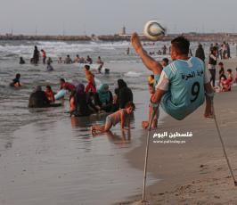 جريحان غزيان يمارسان التمارين الرياضية على شاطئ بحر غزة  ‫(38535688)‬ ‫‬.JPG