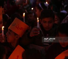 أطفال غزة يشعلون الشموع رفضا لصفقة القرن (3).JPG