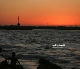 غروب الشمس على شاطى بحر مدينة غزة (5).JPG