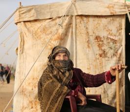  امرأه ثمانينية تشارك في مسيرات العودة شرق قطاع غزة ‫(1)‬.JPG