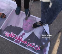 فلسطينيون يحرقون صوراً لنتنياهو وترامب  (3).JPG