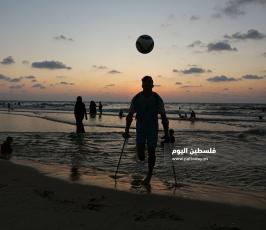 جريحان غزيان يمارسان التمارين الرياضية على شاطئ بحر غزة  ‫(1)‬ ‫‬.JPG