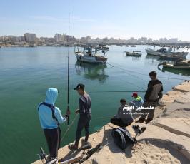 صيد بالصنارة في ميناء غزة البحري (8).JPG