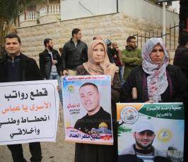 وقفة أمام مجلس الوزراء بغزة رفضاً لقطع رواتب الأسرى ‫(1)‬.JPG