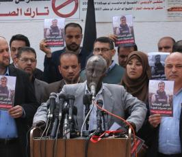 صحفيون يحتجون على استهداف زملائهم أمام ثلاجة الموتى بمجمع الشفاء ‫(42271254)‬ ‫‬.JPG