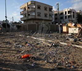 آثار القصف الإسرائيلي على مباني سكنية ومدنية في قطاع غزة الليلة (8).JPG