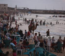 بحر غزة من حرارة الجو وانقطاع التيار الكهربائي (14).JPG