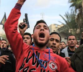 شاب غاضب خلال ودع شهيد من غزة.jpg
