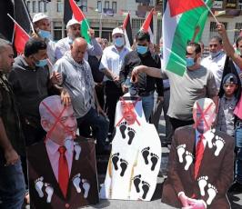 حرق صور نتنياهو وترامب ومحمد بن زايد عقب صلاة الجمعة في نابلس (4).jpg