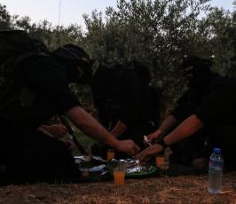 نسخة من افطار مجاهدين سرايا القدس فى ايام رمضان على الثغور‫ ‫(43057666)‬ ‫‬.JPG