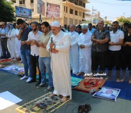 صلاة الجمعة أمام مقر الصليب  ‫(35652110)‬ ‫‬.JPG
