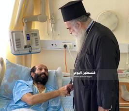 عطا الله حنا يزور الاخرس.jpg