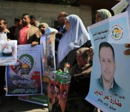 وقفة مع المحرر طارق عزالدين للمطالبة بعلاجه ‫(38994439)‬ ‫‬.JPG