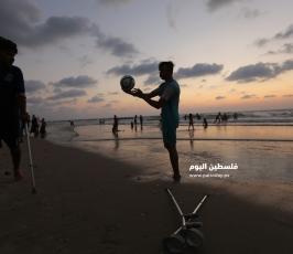 جريحان غزيان يمارسان التمارين الرياضية على شاطئ بحر غزة  ‫(38535685)‬ ‫‬.JPG