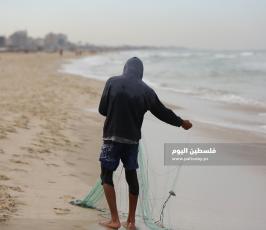 مهنة الصيد في الأجواء البادرة على شاطئ غزة (3).JPG