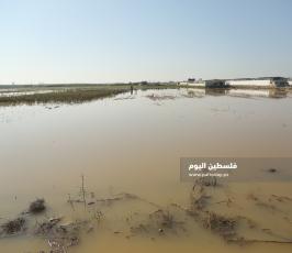 فتح سدود مياه الأمطار على أراضي المواطنين شرق حي الشجاعية (12).JPG