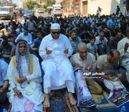 صلاة الجمعة أمام مقر الصليب  ‫(35652103)‬ ‫‬.JPG