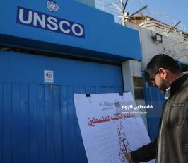 صحفيون يوقعون بالدم على خارطة فلسطين  (14).JPG