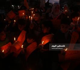 أطفال غزة يشعلون الشموع رفضا لصفقة القرن (6).JPG