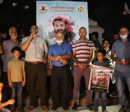 وقفة تضامنية مع الاسير ماهر الاخرس بغزة اضاءة الشموع (12).jpg