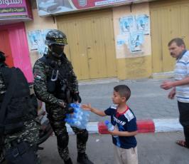 المقاومة توزع التمور على الصائمين ‫(1)‬.jpeg