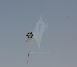  طائرات ورقية مذيلة بزجاجات حارقة شرق غزة ‫(43844101)‬ ‫‬.jpg