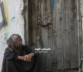 مسنة تجلس أمام منزلها في حي الشجاعية (6).jpg