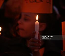 أطفال غزة يشعلون الشموع رفضا لصفقة القرن (2).JPG